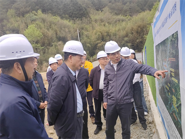 4月1日，安徽省人大常委會(huì)副主任魏曉明查調(diào)研防洪項(xiàng)目進(jìn)展情況，縣政府縣長王奇勇等相關(guān)部門負(fù)責(zé)人陪同調(diào)研。.jpg