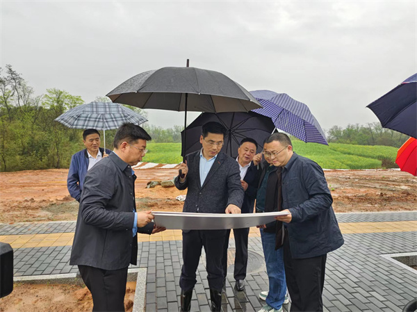 4月2日，洪董，潘總陪同王奇勇縣長一行調(diào)研重點項目1.jpg
