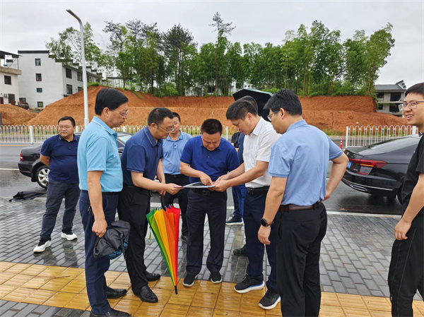 5月30日，洪董，余總陪同詹凱縣長(zhǎng)一行調(diào)研富豐新城路網(wǎng)工程項(xiàng)目.jpg