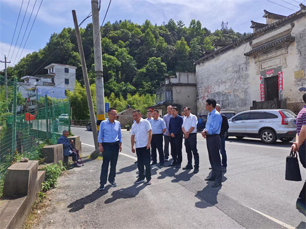 5月16日，洪董陪同汪凱書記一行調(diào)研水源地保護(hù)區(qū)。.jpg