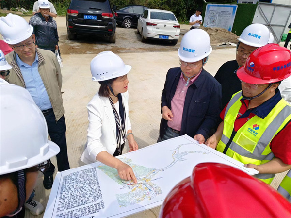 5月9日，江卓琪付市長調(diào)研新安江防洪治理工程，張總陪同。.jpg