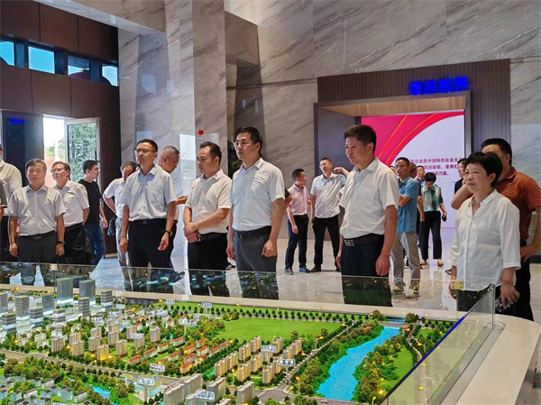 7月18日上午，歙縣人工智能創(chuàng)客中心正式投入使用并舉行揭牌儀式，縣委常委、常務(wù)副縣長(zhǎng)詹凱主持儀式，縣委副書(shū)記、縣長(zhǎng)王奇勇和徽投集團(tuán)黨委書(shū)記、董事長(zhǎng)洪筱明共同為歙縣人工智能創(chuàng)客中心揭牌?？h委常委、縣經(jīng)開(kāi)區(qū)管委會(huì)主任王坤，副縣長(zhǎng)程衍生，縣政協(xié)副主席、財(cái)政局局長(zhǎng)曹胡翠，縣直有關(guān)部門(mén)、縣各金融機(jī)構(gòu)主要負(fù)責(zé)同志，共同見(jiàn)證揭牌儀式，并觀摩富豐新城片區(qū)投資規(guī)劃沙盤(pán)、集團(tuán)企業(yè)館2。.jpg