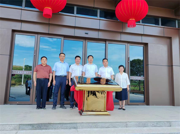 7月18日上午，歙縣人工智能創(chuàng)客中心正式投入使用并舉行揭牌儀式，縣委常委、常務(wù)副縣長(zhǎng)詹凱主持儀式，縣委副書(shū)記、縣長(zhǎng)王奇勇和徽投集團(tuán)黨委書(shū)記、董事長(zhǎng)洪筱明共同為歙縣人工智能創(chuàng)客中心揭牌?？h委常委、縣經(jīng)開(kāi)區(qū)管委會(huì)主任王坤，副縣長(zhǎng)程衍生，縣政協(xié)副主席、財(cái)政局局長(zhǎng)曹胡翠，縣直有關(guān)部門(mén)、縣各金融機(jī)構(gòu)主要負(fù)責(zé)同志，共同見(jiàn)證揭牌儀式，并觀摩富豐新城片區(qū)投資規(guī)劃沙盤(pán)、集團(tuán)企業(yè)館1。.jpg