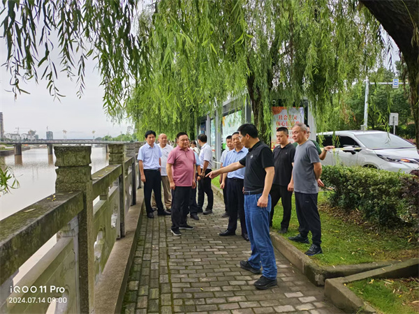 7月14日，洪董陪同王奇勇縣長一行調(diào)研水毀項(xiàng)目1.jpg