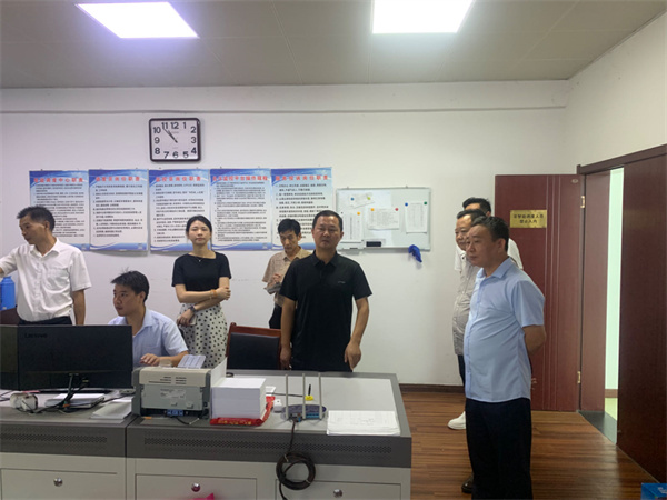 9月14日，副縣長徐涌駟赴公交公司開展中秋、國慶節(jié)前安全生產(chǎn)檢查指導(dǎo)，集團葉總、交運局馮局、運管服務(wù)中心胡主任陪同1。.jpg