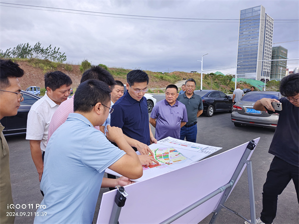 9月21日，洪董，張總陪同王奇勇縣長一行調(diào)研富豐新城片區(qū)開發(fā)推進(jìn)情況。.jpg