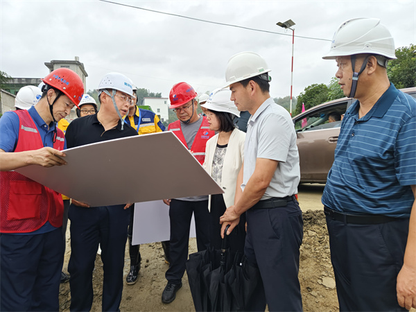 9月19日，江市長(zhǎng)調(diào)研歙縣段防洪治理項(xiàng)目。.jpg