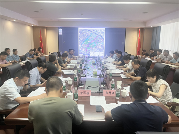 9月21日下午，王奇勇縣長在集團(tuán)黨委會(huì)議室召開富豐新城片區(qū)開發(fā)工作推進(jìn)工作會(huì)，縣領(lǐng)導(dǎo)詹凱、張暉，縣發(fā)改委、縣財(cái)政局、縣資規(guī)局、縣住建局、縣林業(yè)局、徽投集團(tuán)、富豐新城投資開發(fā)公司、市政公司、徽城鎮(zhèn)、鄭村鎮(zhèn)、富堨鎮(zhèn)主要負(fù)責(zé)同志；縣紀(jì)委監(jiān)委、縣委組織部負(fù)責(zé)同志參加會(huì)議1。.jpg