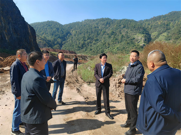 10月23日，張縣長帶隊督查大牛山環(huán)保整治項目。.jpg