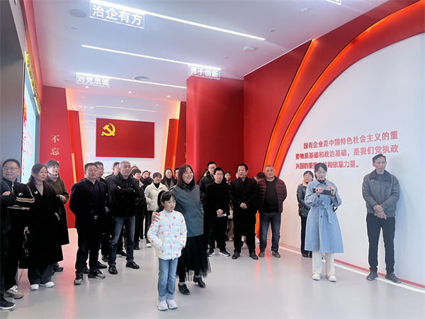 11月30日，黃山徽投集團紀(jì)委聯(lián)合集團婦聯(lián)開展“樹清廉家風(fēng)，建幸福家園”家庭助廉活動，為營造風(fēng)清氣正的企業(yè)政治生態(tài)貢獻(xiàn)家庭力量?；顒友埩思瘓F各支部書記、近兩年來新任職的集團中層干部及其家屬等40余人參加，以別樣方式共話家風(fēng)建設(shè)，共筑廉潔防線1。.jpg