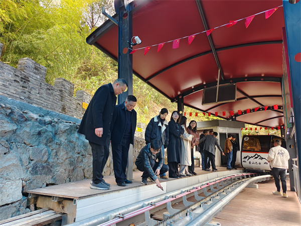 12月9日，縣人大鄭向陽主任，洪董率隊赴象山考察軌道爬山車項目.jpg