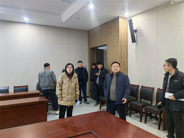 12月24日，洪董會同人大鄭主任檢查行知研學(xué)基地會務(wù)場地布置工作。.jpg