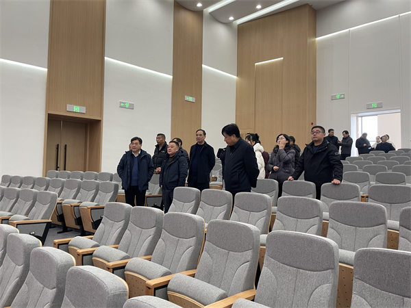1月4日，洪董陪同吳志平書記檢查行知研學(xué)基地會(huì)務(wù)準(zhǔn)備情況。.jpg