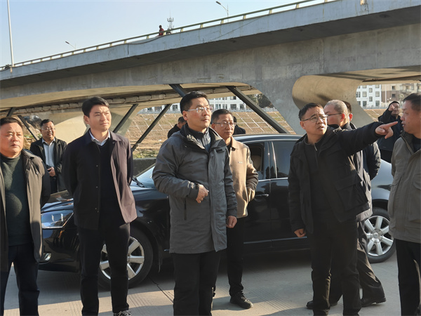 1月19日下午，縣政府縣長實地調(diào)研新安江流域防洪治理工程項目進展情況，副縣長程偉，縣政府辦、縣水利局、縣應(yīng)急局、縣住建局、縣城管局、徽投集團、徽城鎮(zhèn)、桂林鎮(zhèn)有關(guān)負責同志隨同參加。.jpg