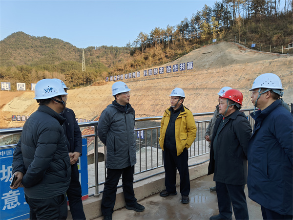 1月19日下午，縣政府縣長實地調(diào)研新安江流域防洪治理工程項目進展情況，副縣長程偉，縣政府辦、縣水利局、縣應(yīng)急局、縣住建局、縣城管局、徽投集團、徽城鎮(zhèn)、桂林鎮(zhèn)有關(guān)負責同志隨同參加1。.jpg