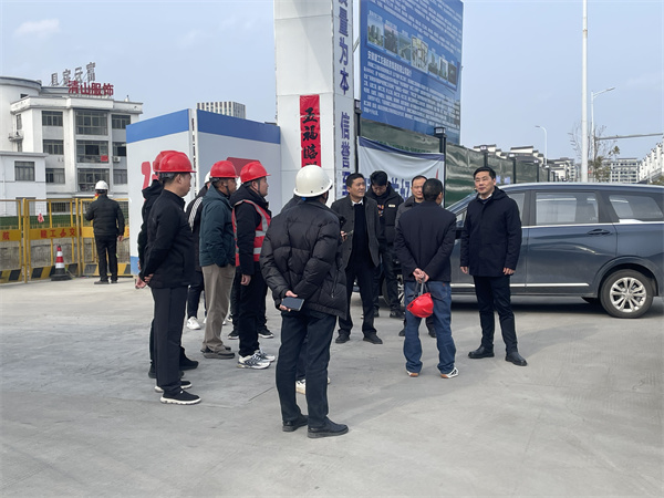 2月5日，縣長(zhǎng)王奇勇帶隊(duì)調(diào)研新徽商創(chuàng)業(yè)基地一期一標(biāo)段項(xiàng)目春節(jié)后復(fù)工復(fù)產(chǎn)工作，黃山徽投集團(tuán)總經(jīng)理潘楷金陪同調(diào)研。.jpg