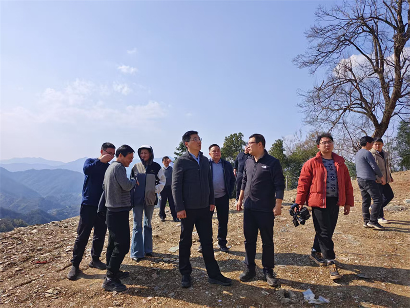3月18日，縣長王奇勇帶隊調研石潭景區(qū)項目，黃山徽投集團黨委書記、董事長洪筱明陪同調研。.jpg