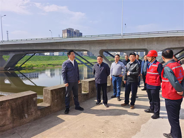 4月7日，洪董，張總陪同王奇勇縣長一行調(diào)研防洪工程項(xiàng)目.jpg