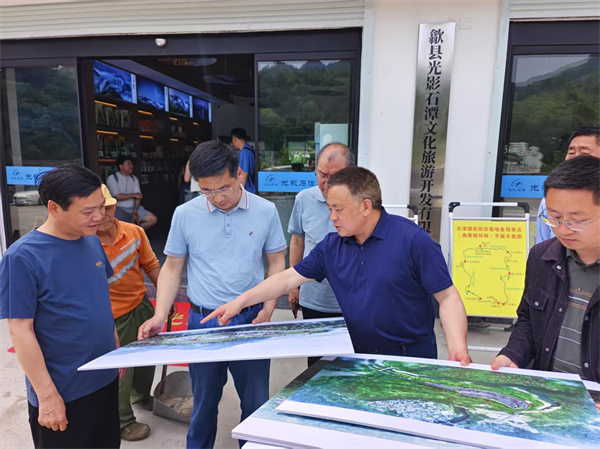 5月4日，洪董陪同王奇勇縣長(zhǎng)一行調(diào)研石潭景區(qū)項(xiàng)目.jpg