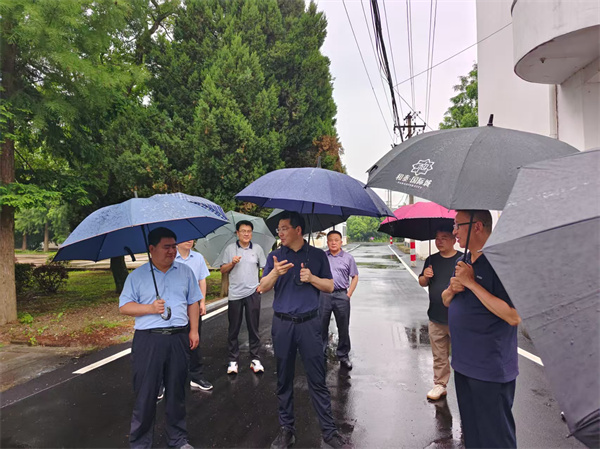 5月22日，洪董陪同王奇勇縣長一行到潭渡中學(xué)調(diào)研.jpg