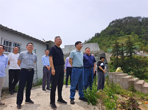 5月4日，洪董陪同王奇勇縣長(zhǎng)一行調(diào)研湖田山景區(qū)項(xiàng)目.jpg