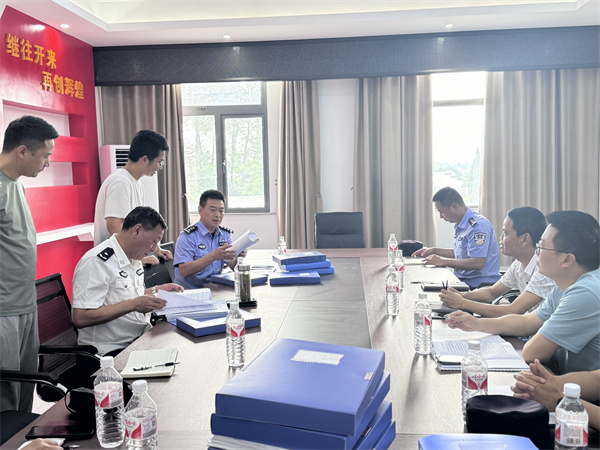 5月27日下午，副縣長(zhǎng)、縣公安局長(zhǎng)胡漢邦帶隊(duì)走訪徽智公司，開(kāi)展“愛(ài)企日”座談交流，了解徽智公司生產(chǎn)經(jīng)營(yíng)情況，現(xiàn)場(chǎng)查看安全生產(chǎn)管理臺(tái)賬，集團(tuán)潘總陪同座談1。.jpg