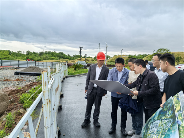 5月9日，常務副縣長戴維調研富豐新城片區(qū)項目，潘總、余總陪同1.jpg