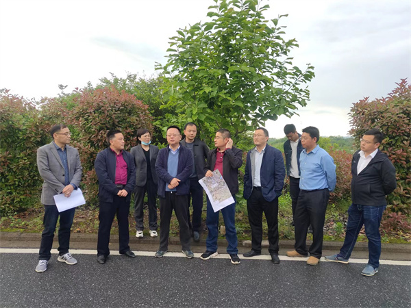 4月23日，洪董率隊(duì)陪同汪凱縣長調(diào)研糧庫項(xiàng)目.jpg