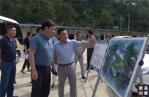 6月18日，縣委常委、常務(wù)副縣長(zhǎng)吳志平帶隊(duì)先后來到城區(qū)備用飲用水源保護(hù)區(qū)治理工程、第三水廠及供水管網(wǎng)配套延伸工程、漁梁風(fēng)貌整治提升工程、城區(qū)老舊管網(wǎng)提升項(xiàng)目、游泳館二期等重點(diǎn)項(xiàng)目建設(shè)現(xiàn)場(chǎng)，黃山徽投集團(tuán)黨委書記、董事長(zhǎng)洪筱明陪同。.png