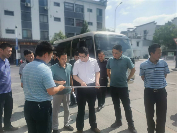 9月2日，王縣長，吳書記查看新安路跨鐵路，富豐新城商務中心及大數(shù)據(jù)中心項目進展情況1.jpg