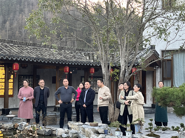 11月26日，縣人大鄭向陽主任帶隊(duì)考察黟縣泊心云宿建成運(yùn)營情況，洪董，方總，葉總陪同調(diào)研。.jpg