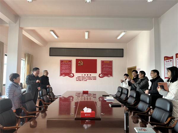 1月29日，縣委常委、副縣長詹凱，財政局曹局、汪局一行赴集團開展新春走訪慰問。.jpg
