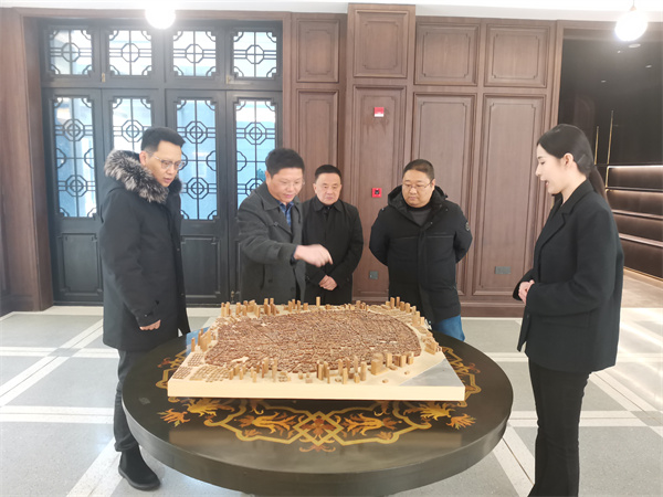 2月2日，縣委常委、副縣長詹凱赴上海開展“雙招雙引”工作，考察調(diào)研露香園城市更新項(xiàng)目，并與上海城投控股對接洽談，誠邀上海城投到歙縣考察投資，參與富豐新城建設(shè)。1.jpg