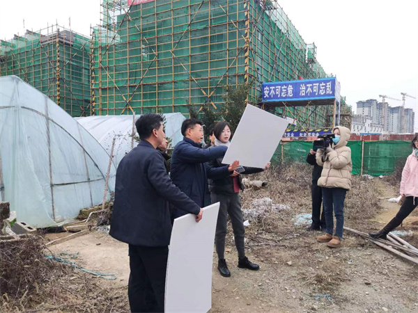 2月2日，副縣長(zhǎng)林一凡會(huì)市監(jiān)局、徽城鎮(zhèn)等相關(guān)部門(mén)調(diào)研城西鄰里中心附屬配套物管用房項(xiàng)目.jpg
