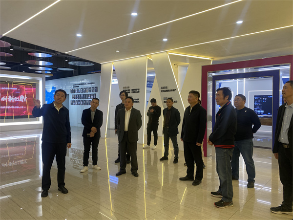 4月26日上午，縣委常委、副縣長(zhǎng)詹凱帶隊(duì)赴江西百勝智能公司調(diào)研充電樁項(xiàng)目，洪董、潘總陪同調(diào)研。.jpg