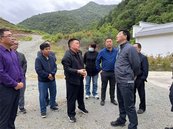 5月22日，王奇勇縣長一行前往610礦調(diào).jpg