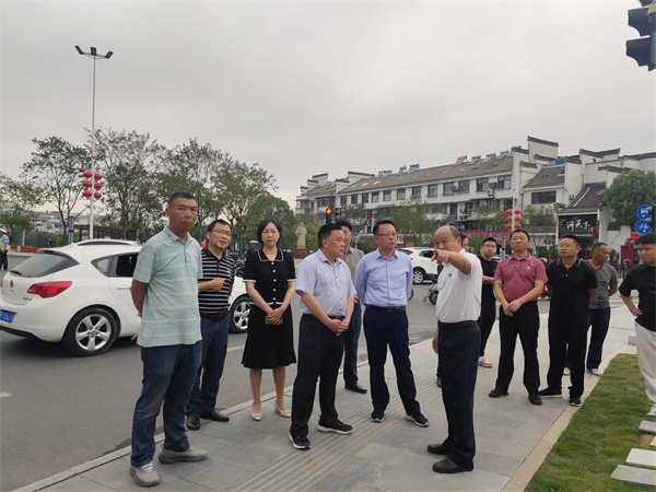 6月5日，洪董陪同汪凱書記一行調(diào)研古城公園提升改造項(xiàng)目.jpg