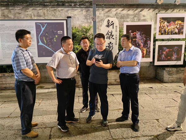 9月11日，汪凱書記夜間調(diào)研古城三期項(xiàng)目，對(duì)部分節(jié)點(diǎn)提升進(jìn)行指導(dǎo)，黃山徽投集團(tuán)黨委書記、董事長(zhǎng)洪筱明，副總經(jīng)理張高峰陪同調(diào)研。.jpg