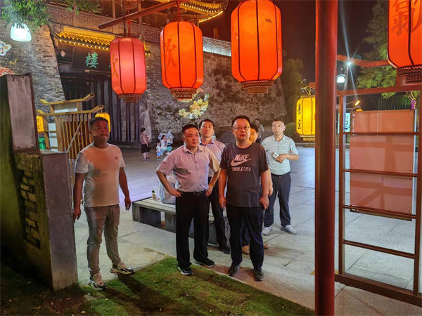 9月11日，汪凱書記夜間調(diào)研古城三期項(xiàng)目，對(duì)部分節(jié)點(diǎn)提升進(jìn)行指導(dǎo)，洪董，張總陪同調(diào)研。.jpg