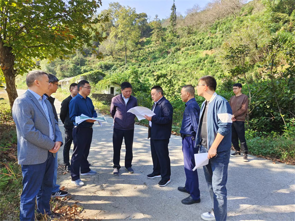 10月18日，洪董陪同詹凱縣長一行調研6l0礦開發(fā)項目.jpg