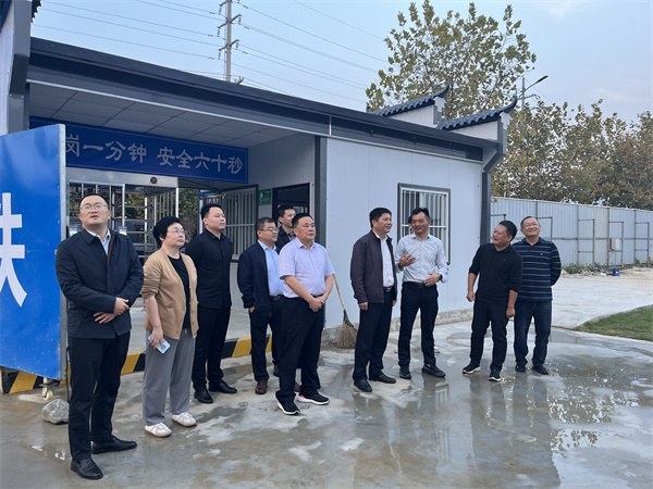 10月26日，詹縣帶隊調(diào)研寧國市文體中心EPCO項目，就項目設(shè)計、采購、施工和運營一體化建設(shè)與寧國市鄉(xiāng)村振興投資集團進行交流，縣住建局、資規(guī)局，徽投集團洪董、余總、方總等相關(guān)人員陪同考察。.jpg