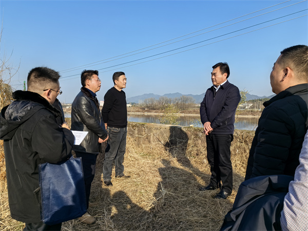 1月17日，縣委副書(shū)記吳志平調(diào)研安徽新安江流域防洪治理工程歙縣段工作開(kāi)展情況，張總陪同。.jpg
